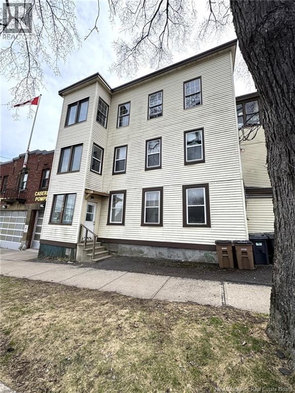 290 King St W