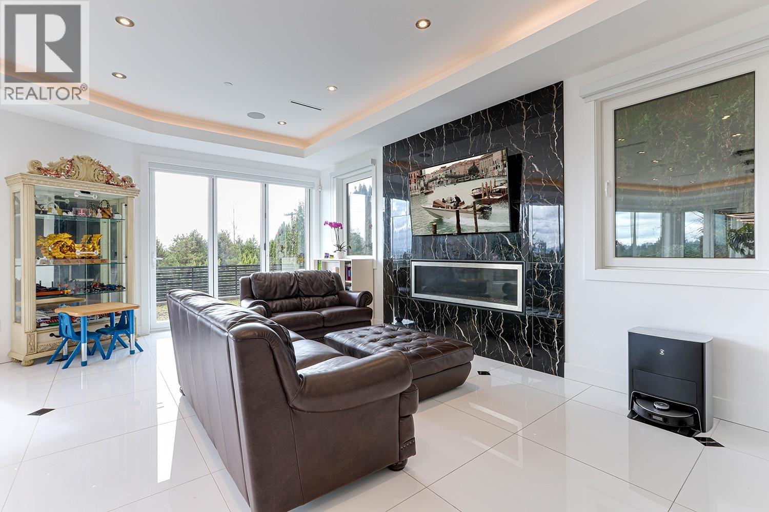 808 ESQUIMALT AVENUE