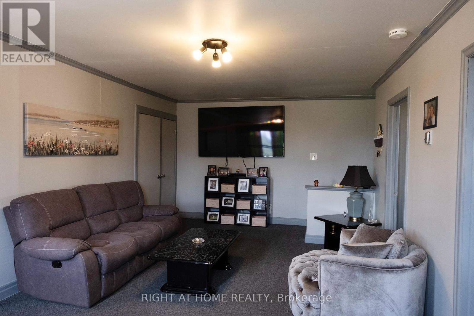 229 ELGIN STREET W