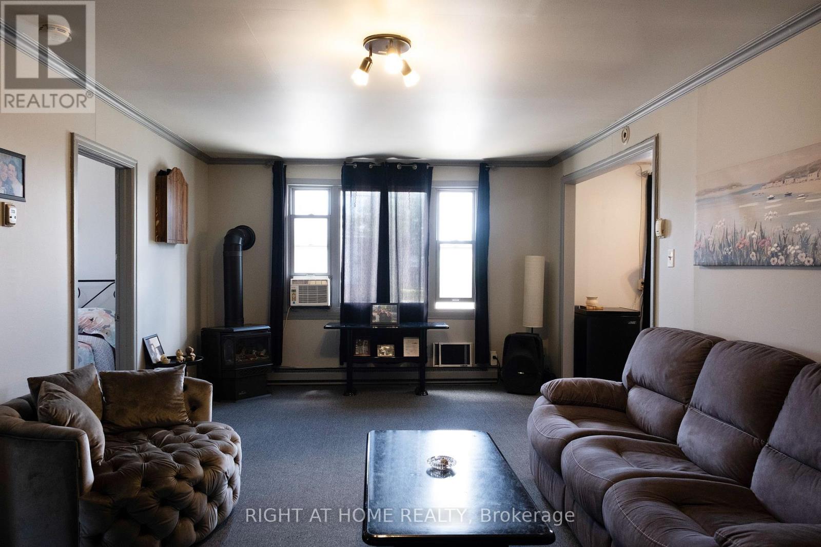 229 ELGIN STREET W