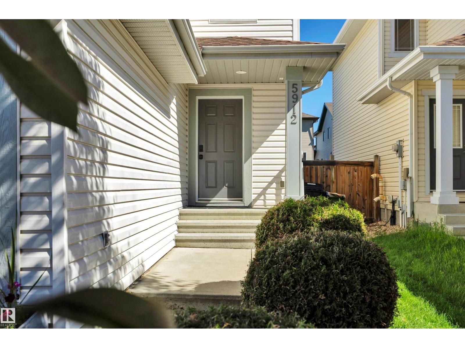 5912 8 AV SW