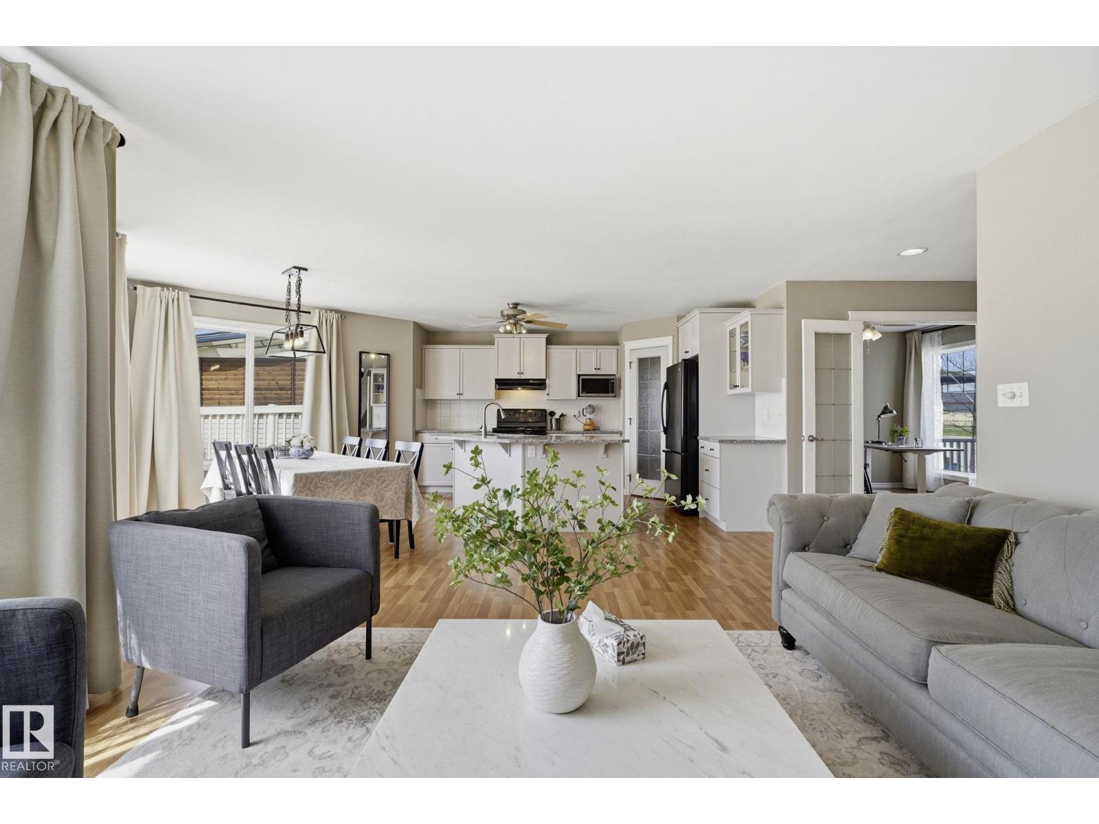 3327 32 AV NW