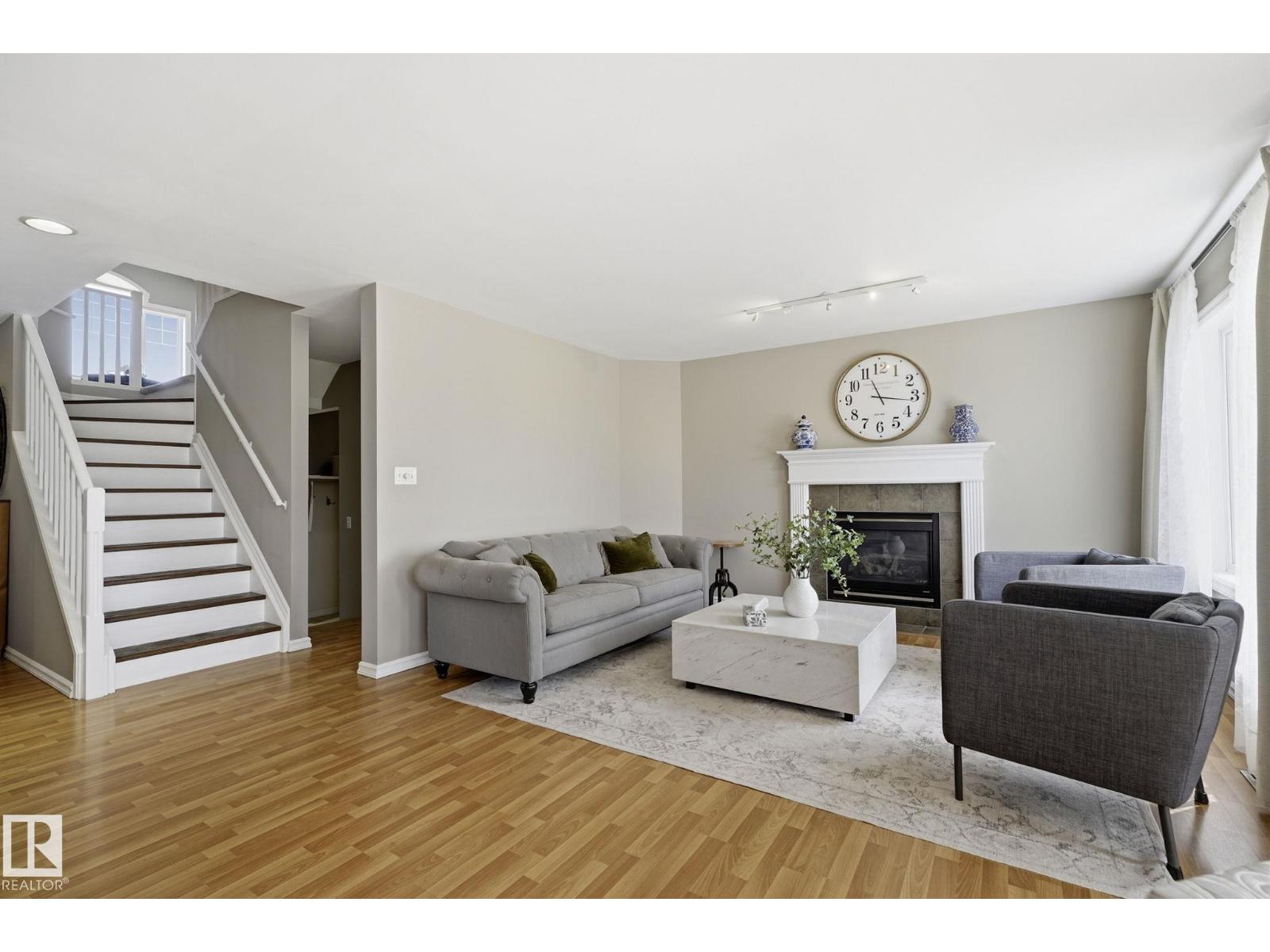 3327 32 AV NW