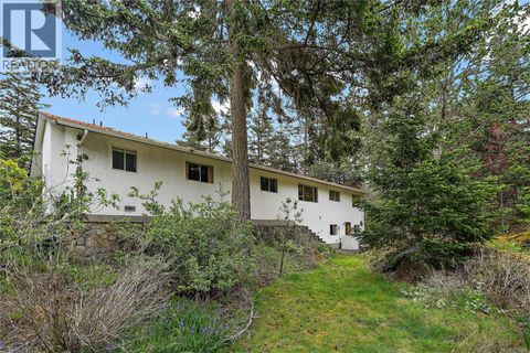 3976 Tudor Ave Saanich BC V8N4L6