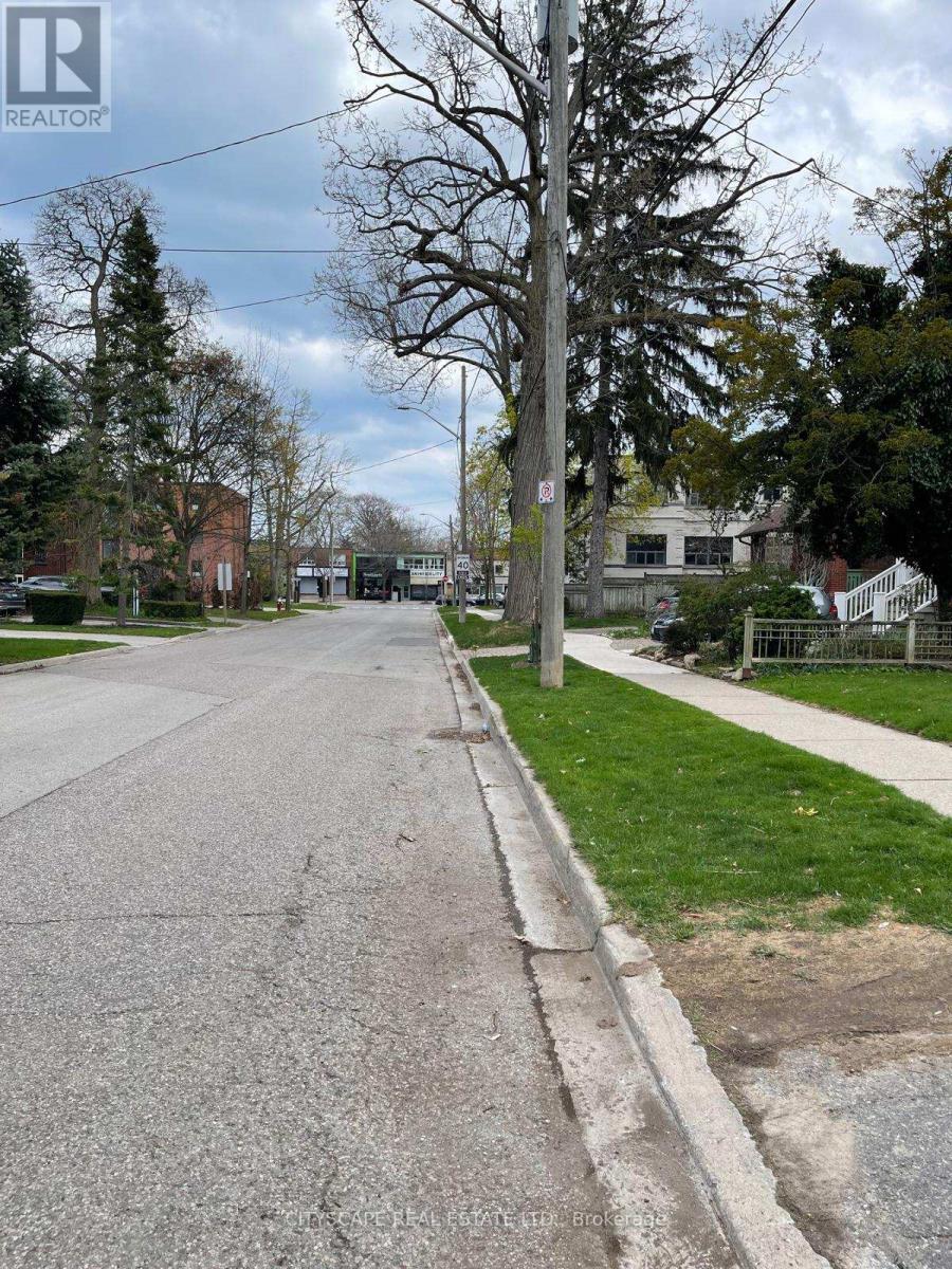 16 OAKWOOD AVENUE N