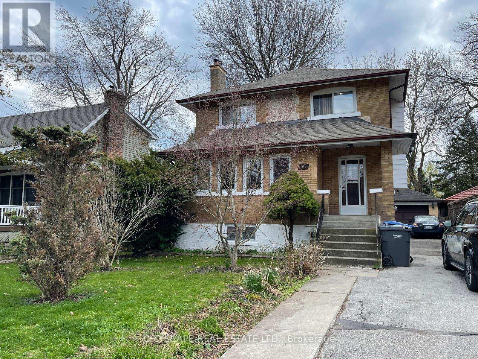 16 OAKWOOD AVENUE N