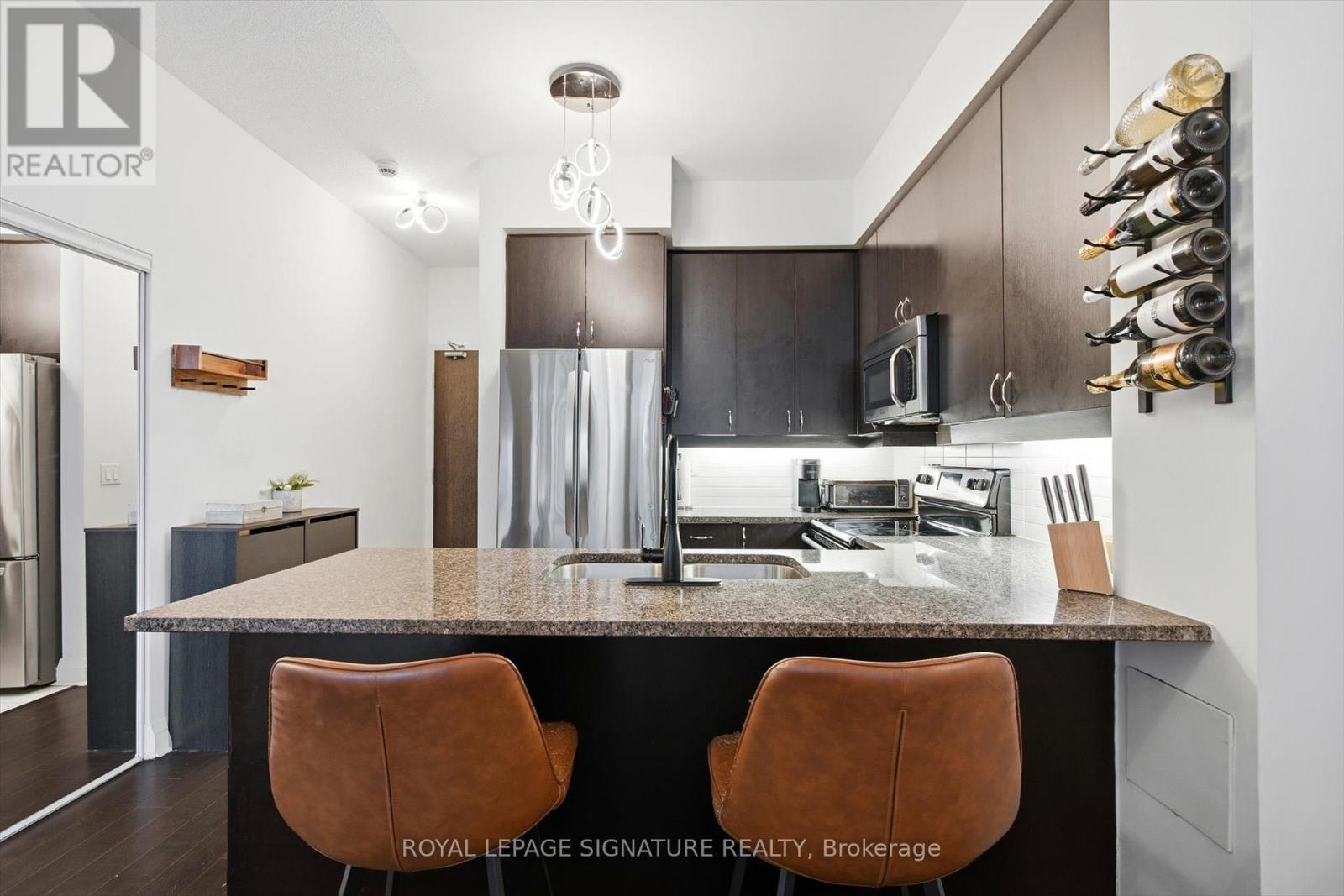 527 - 1185 THE QUEENSWAY