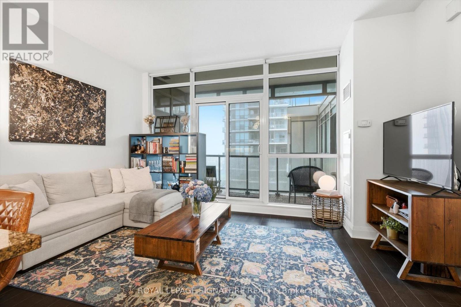 527 - 1185 THE QUEENSWAY