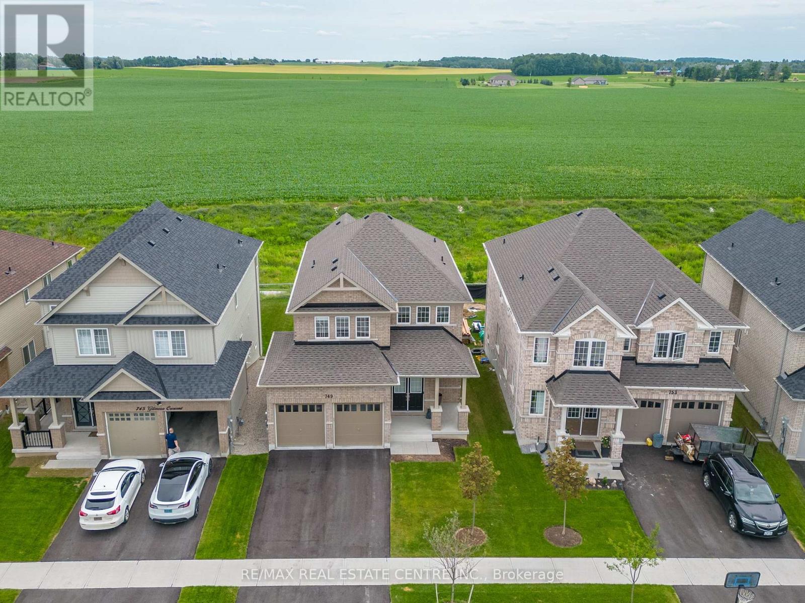 749 GILMOUR CRESCENT