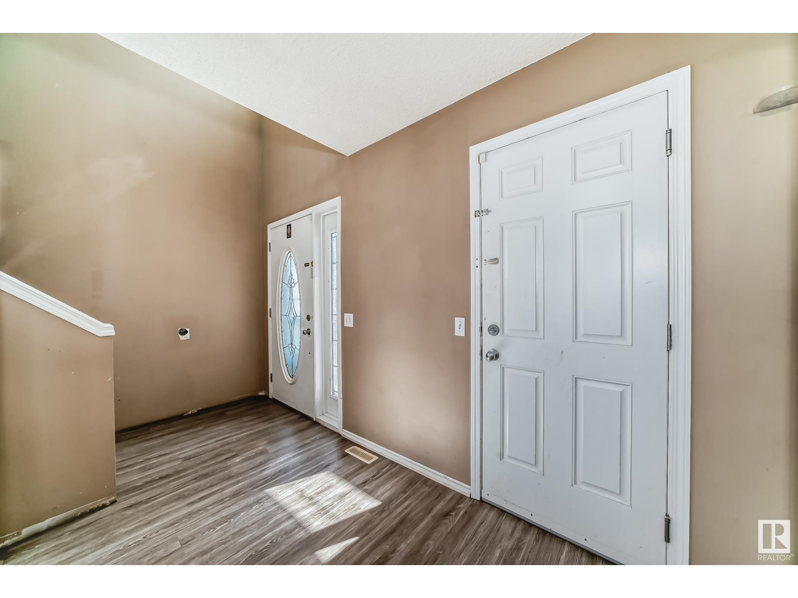 2328 32 AV NW