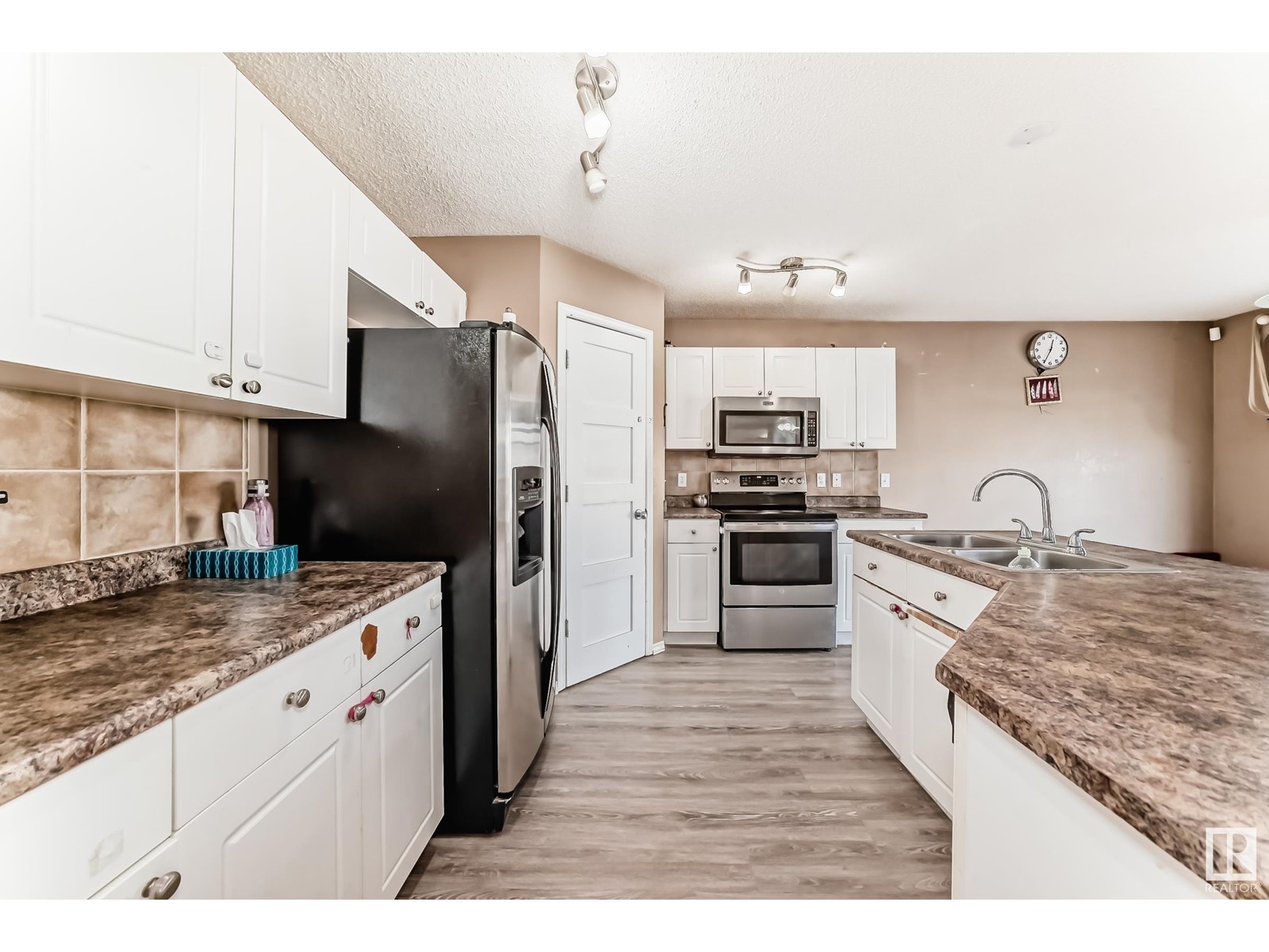 2328 32 AV NW