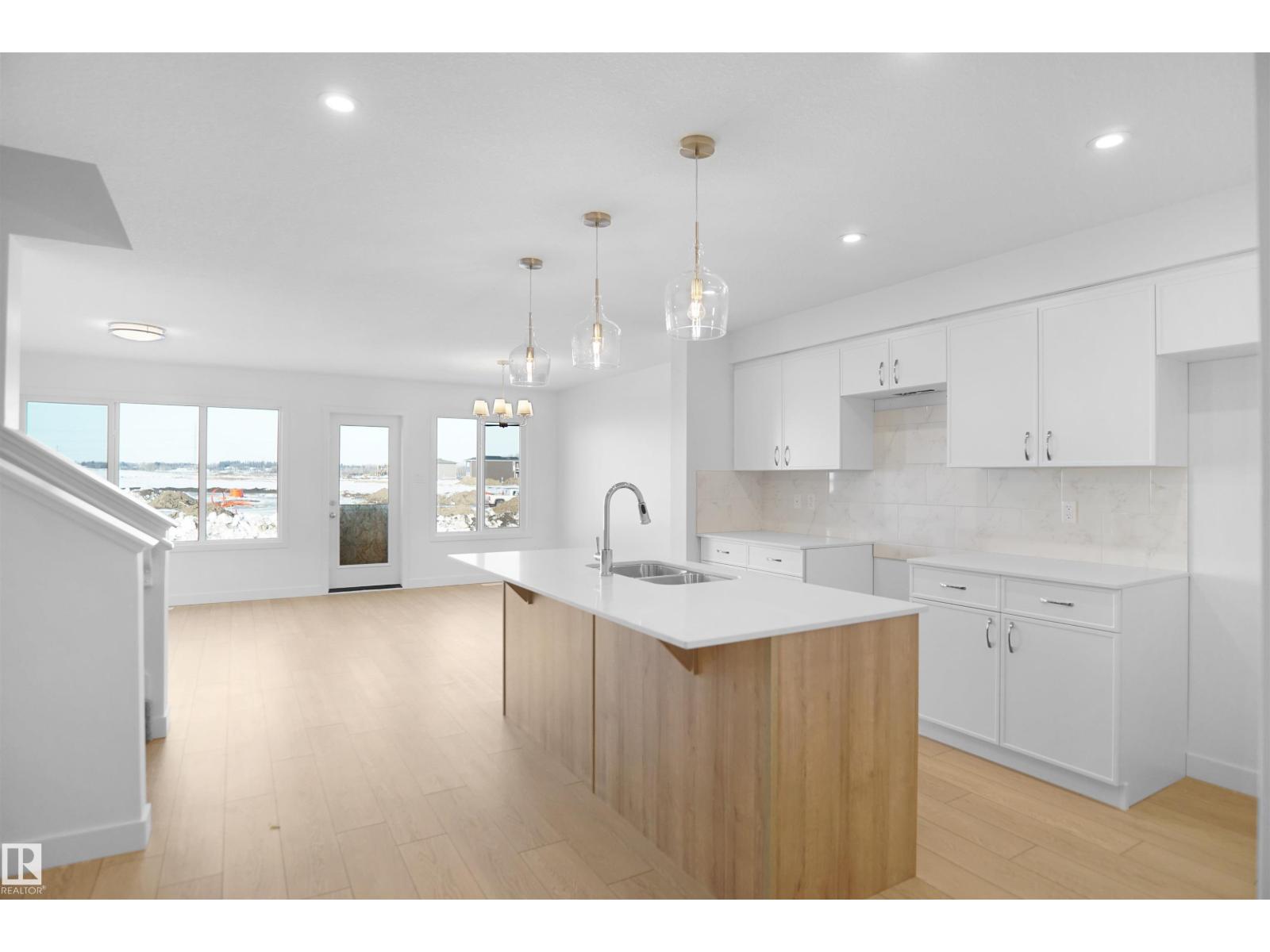 936 17 AV NW