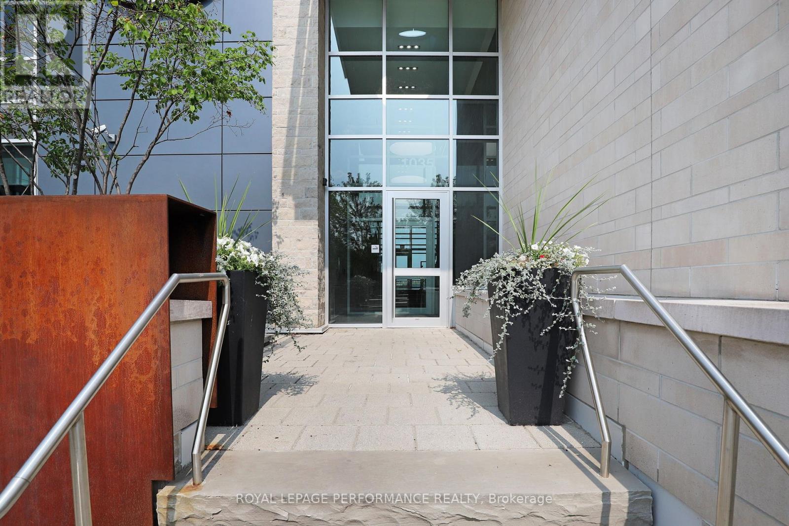 907 - 1035 BANK STREET