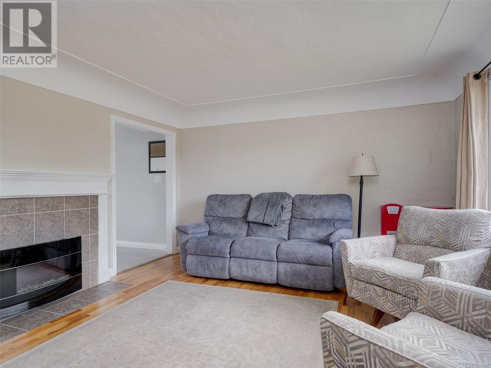 1856 Neil St