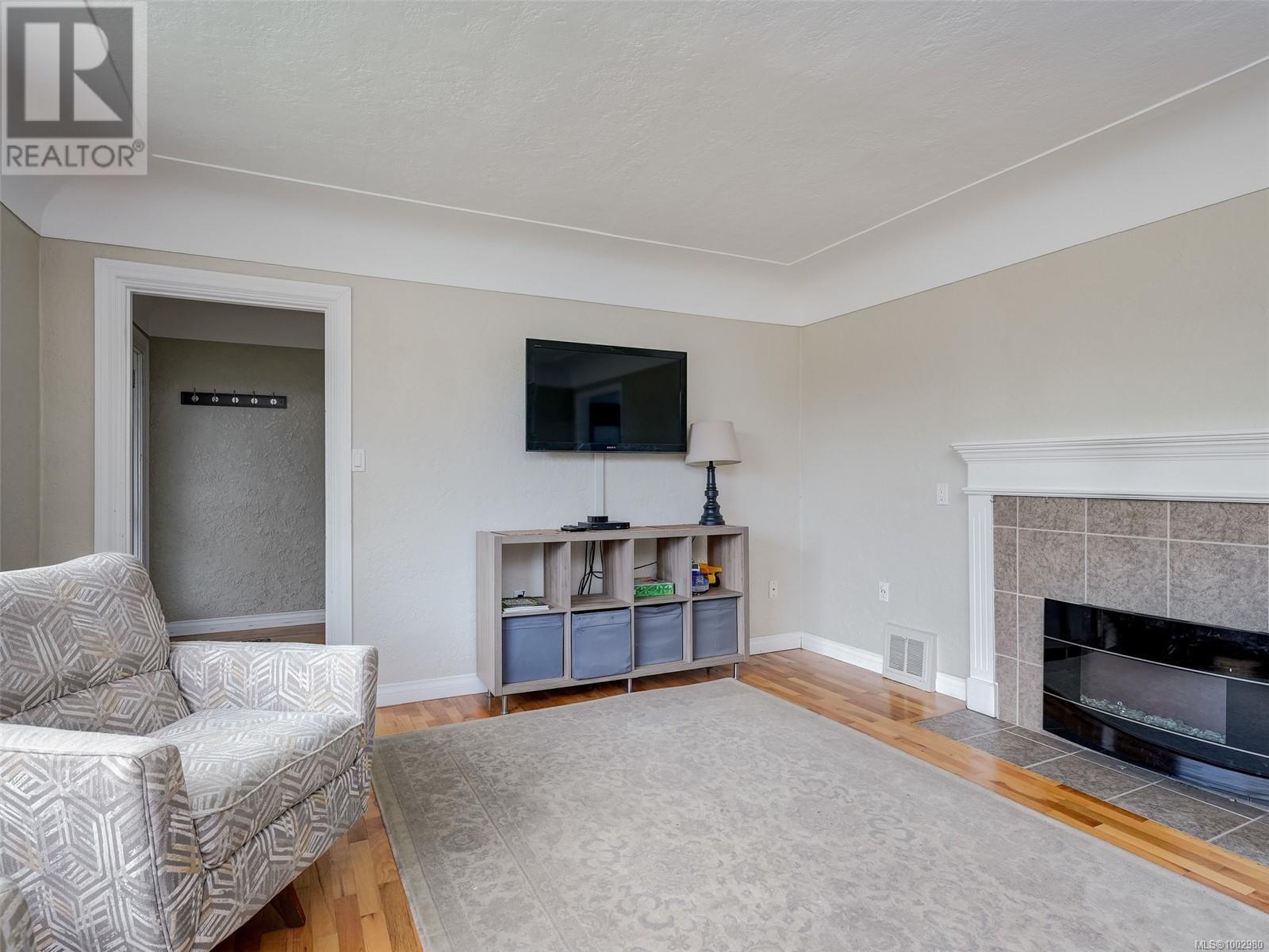 1856 Neil St