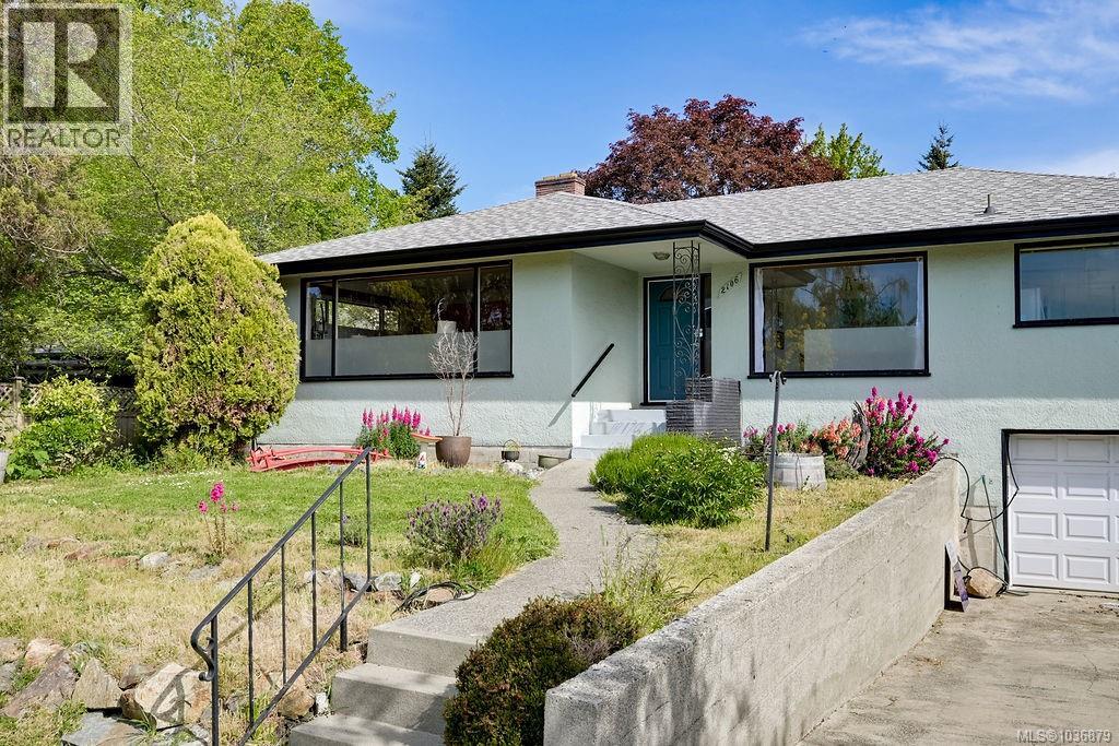 2106 Neil St
