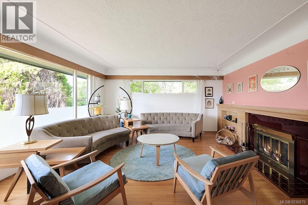2106 Neil St