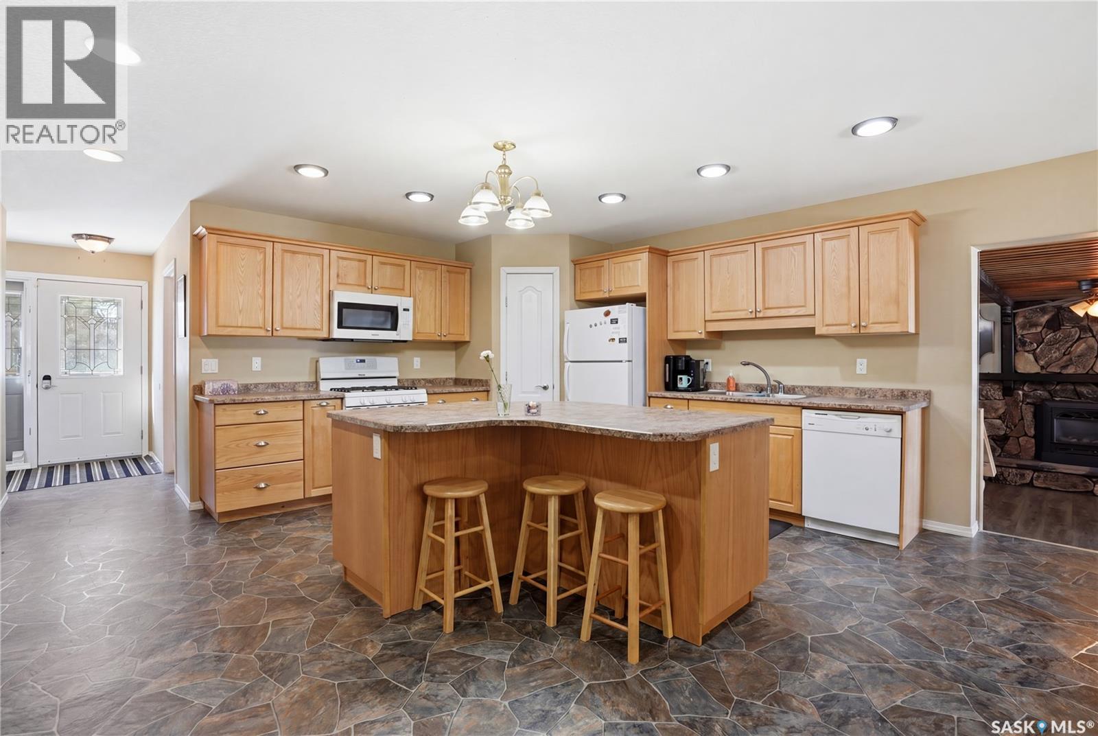 205 bay DRIVE W