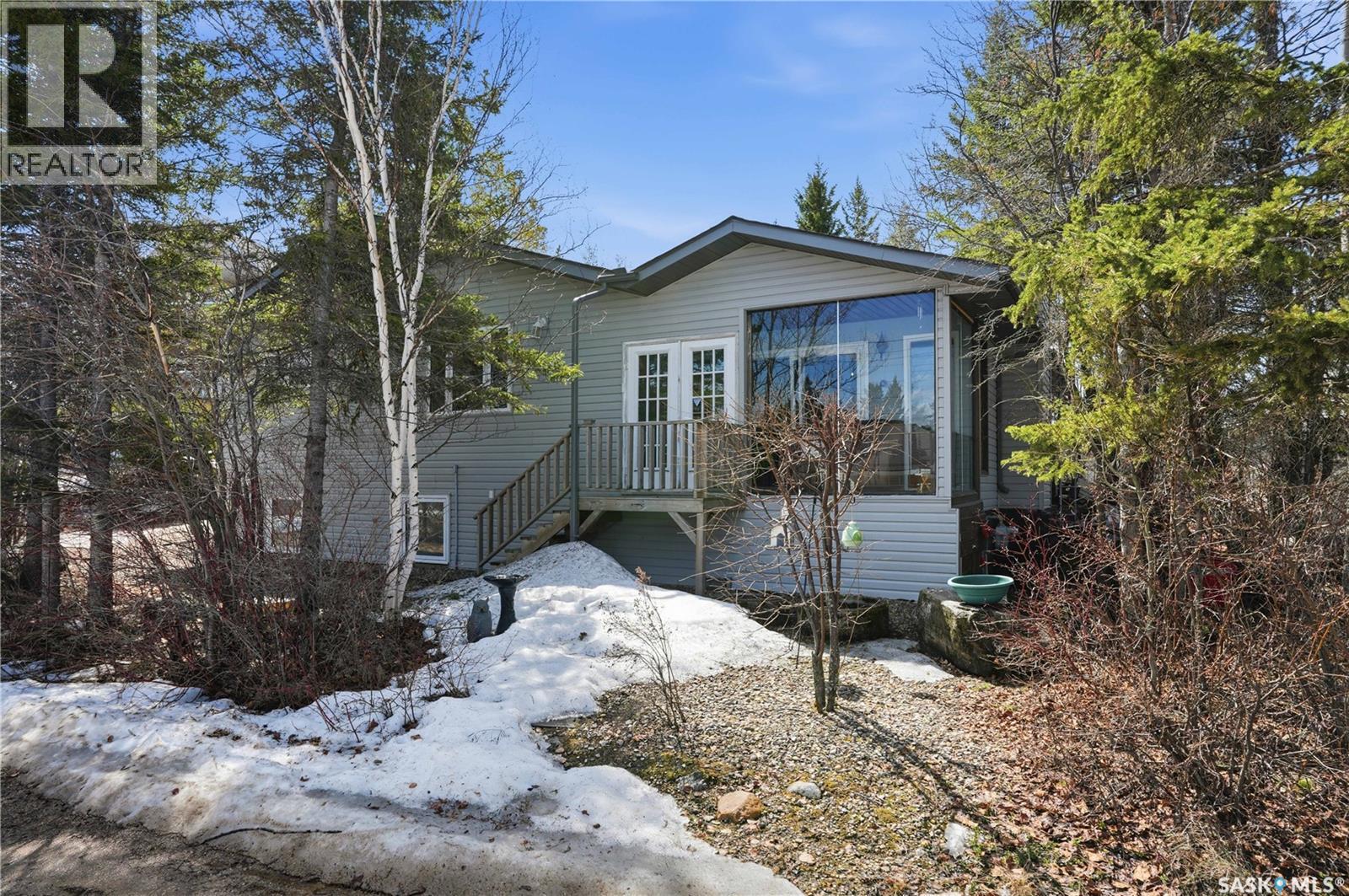 205 bay DRIVE W
