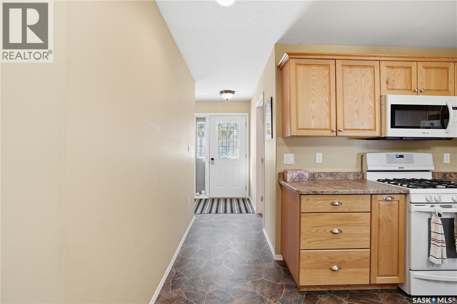 205 bay DRIVE W