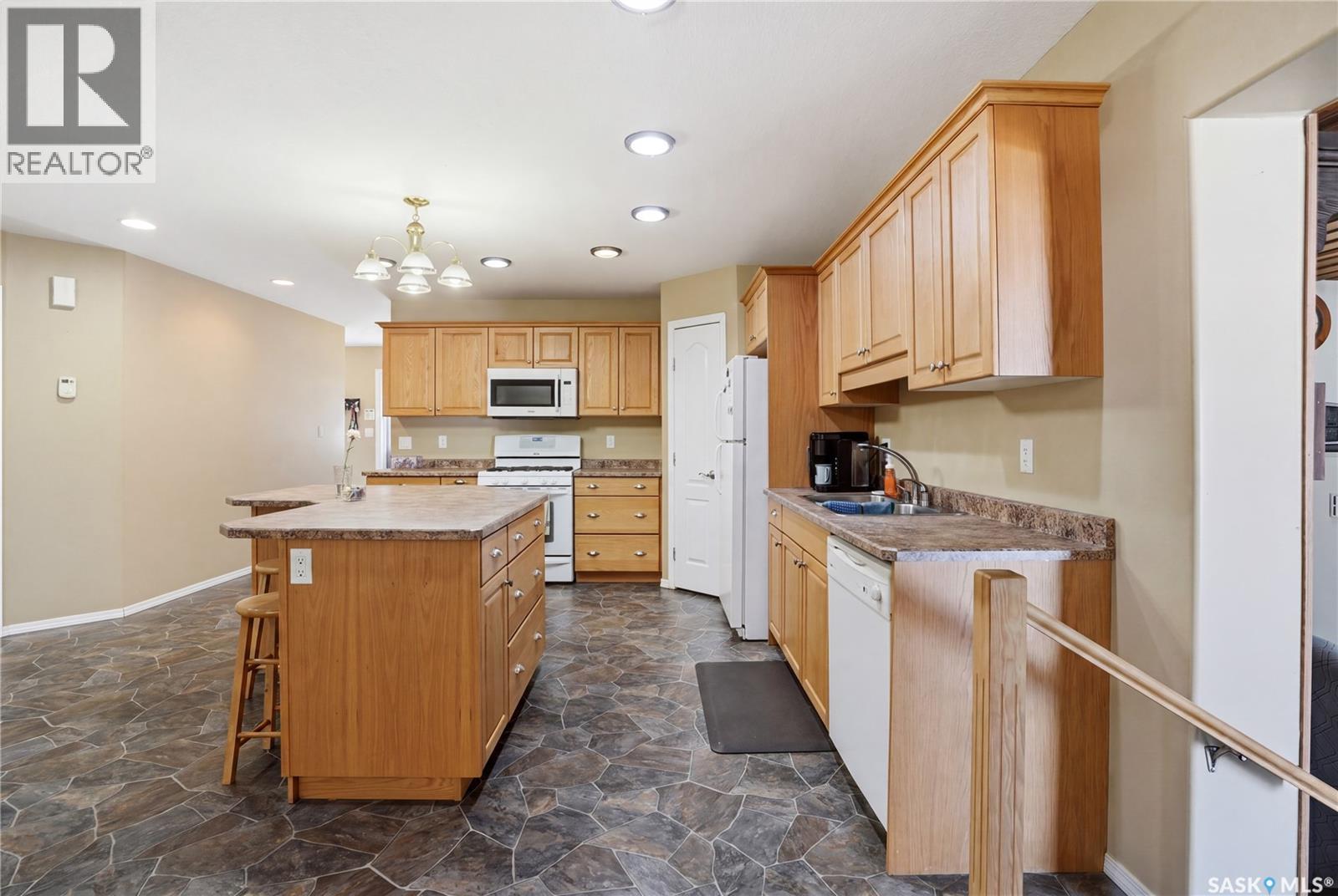 205 bay DRIVE W