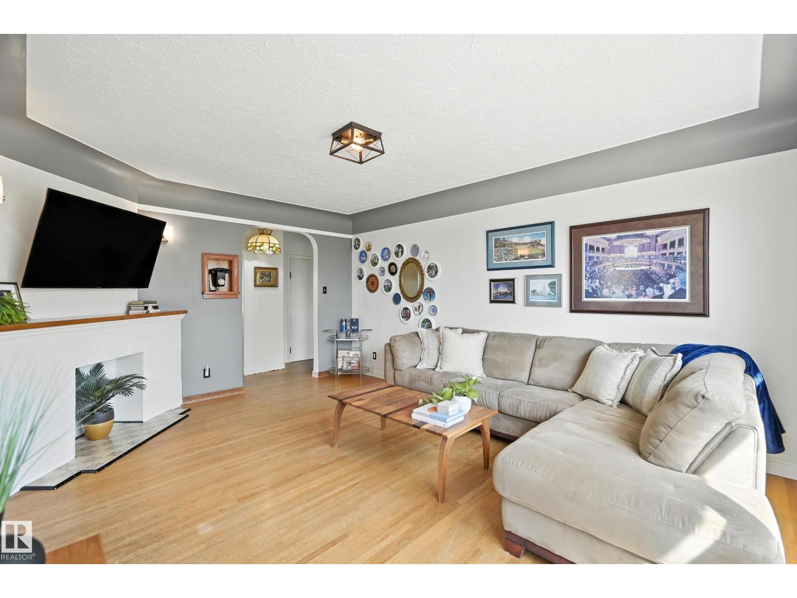 11316 113 ST NW