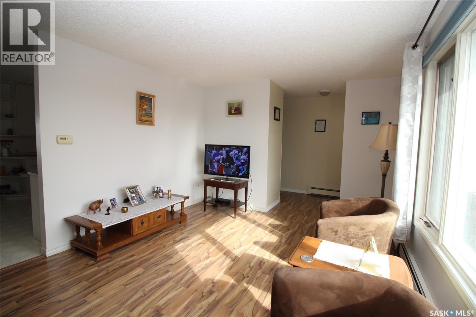 595 9th STREET W