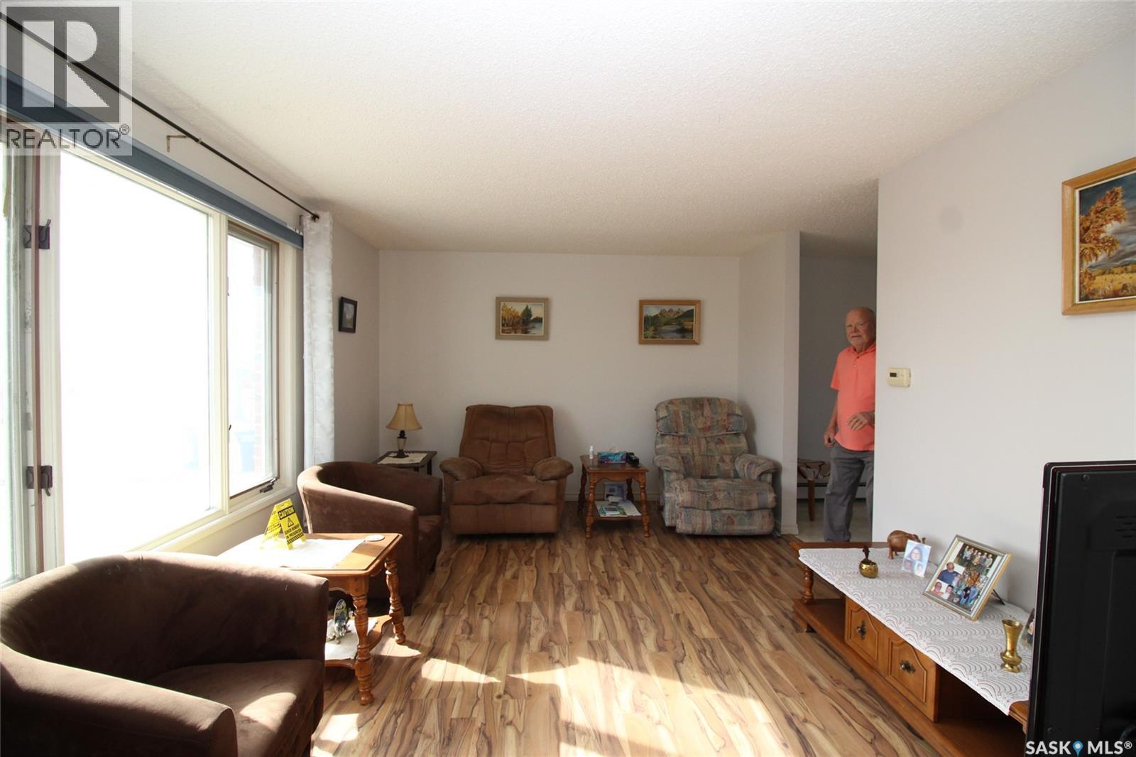 595 9th STREET W