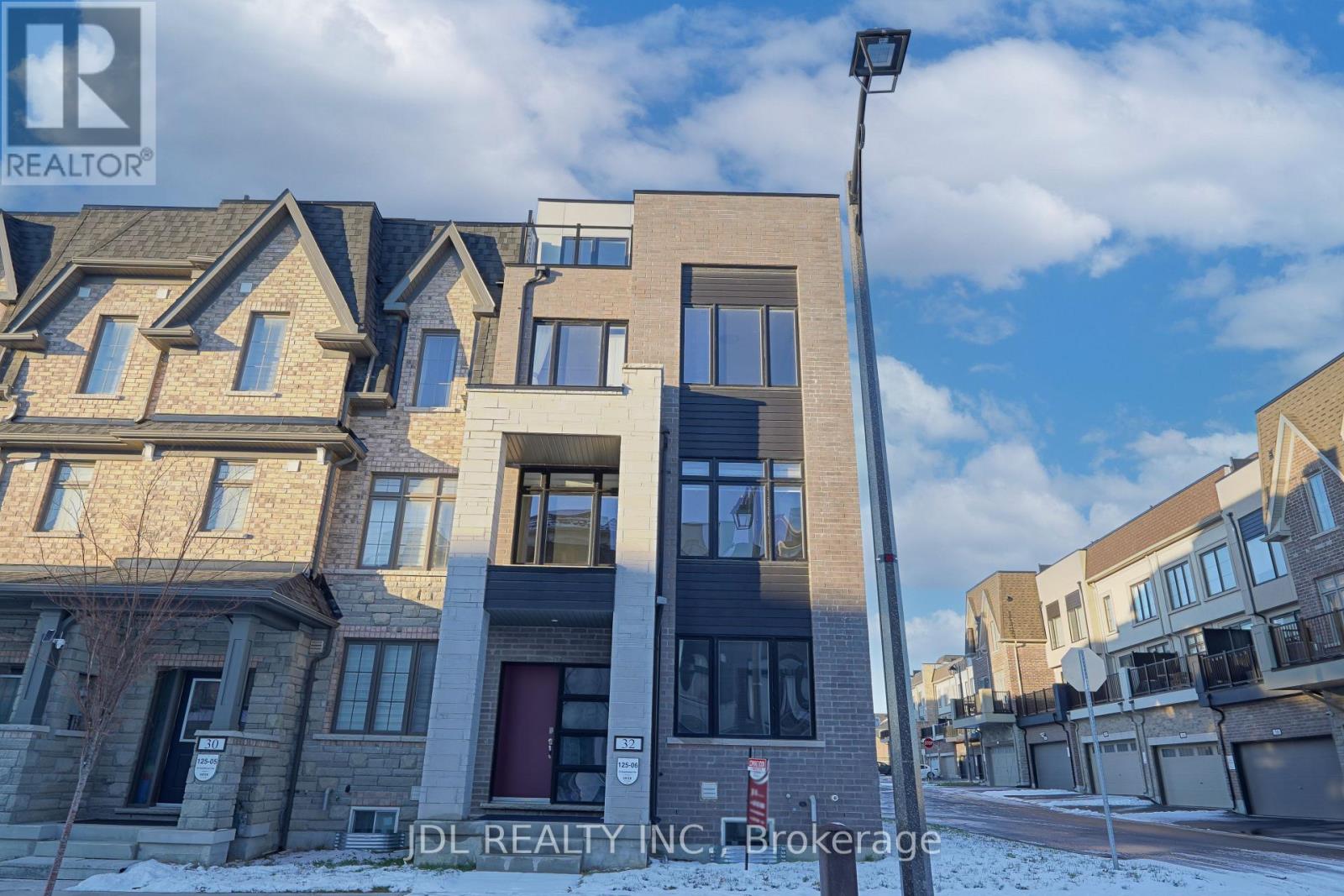 32 GUARDHOUSE CRESCENT