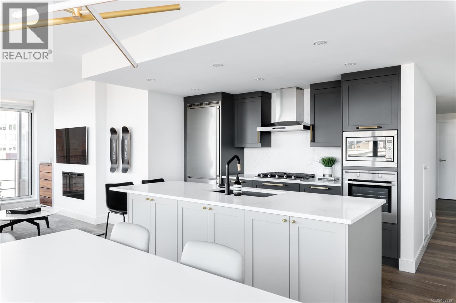 1105 707 Courtney St