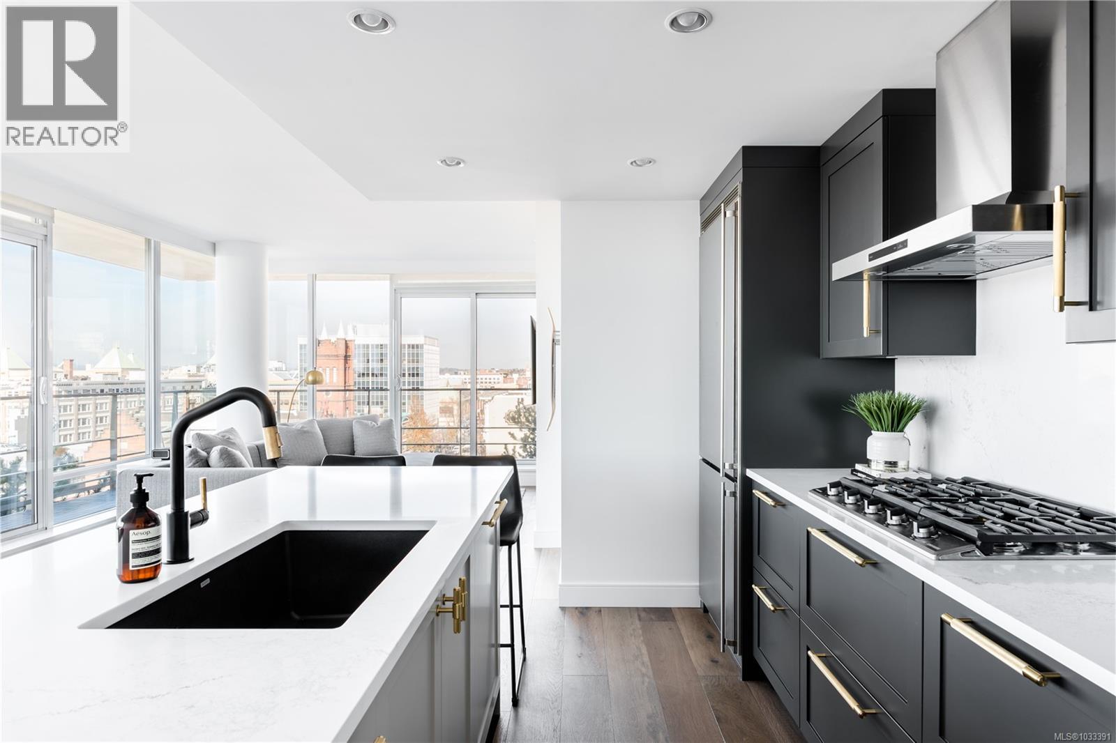 1105 707 Courtney St