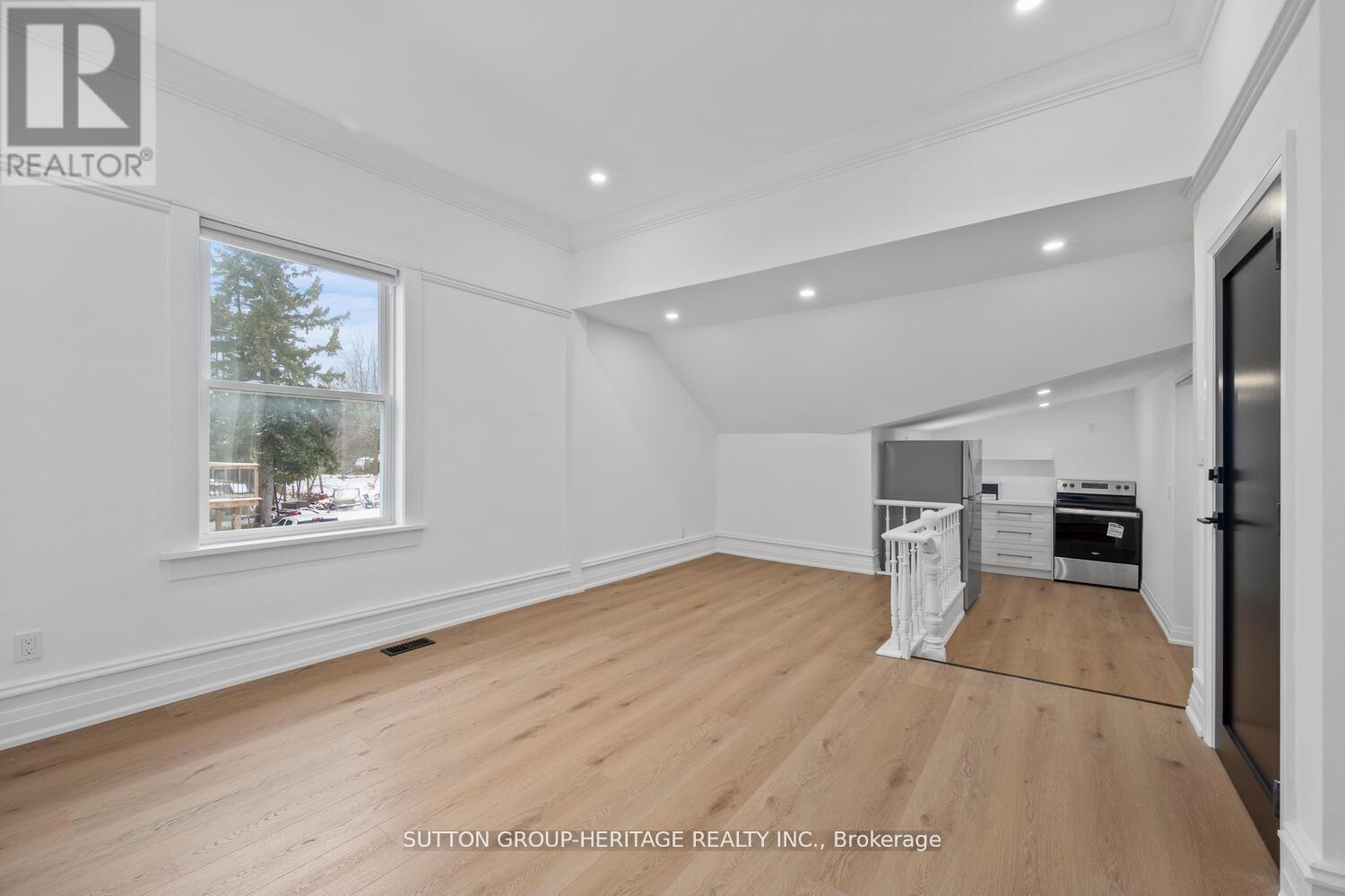 3 - 852 SIMCOE STREET N