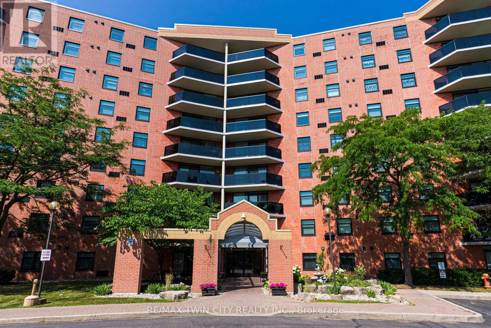 Photo 1 of 35 — 905 - 9 BONHEUR COURT Unit 905, Brantford, ON N3P1Z5