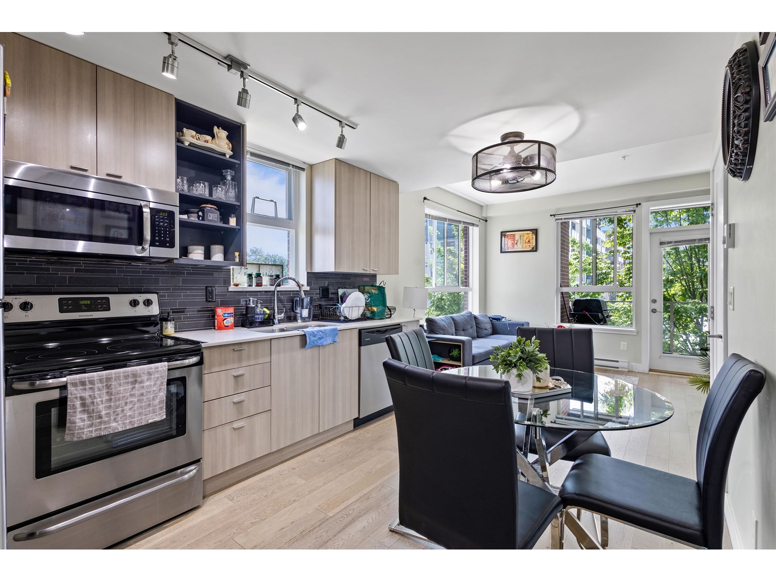 211 3080 GLADWIN ROAD