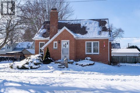 17 GRAND AVENUE Wallaceburg ON N8A4J8