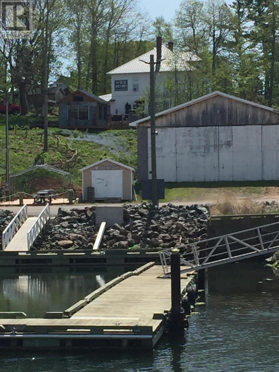 Wharf building Main Street - Photo 2