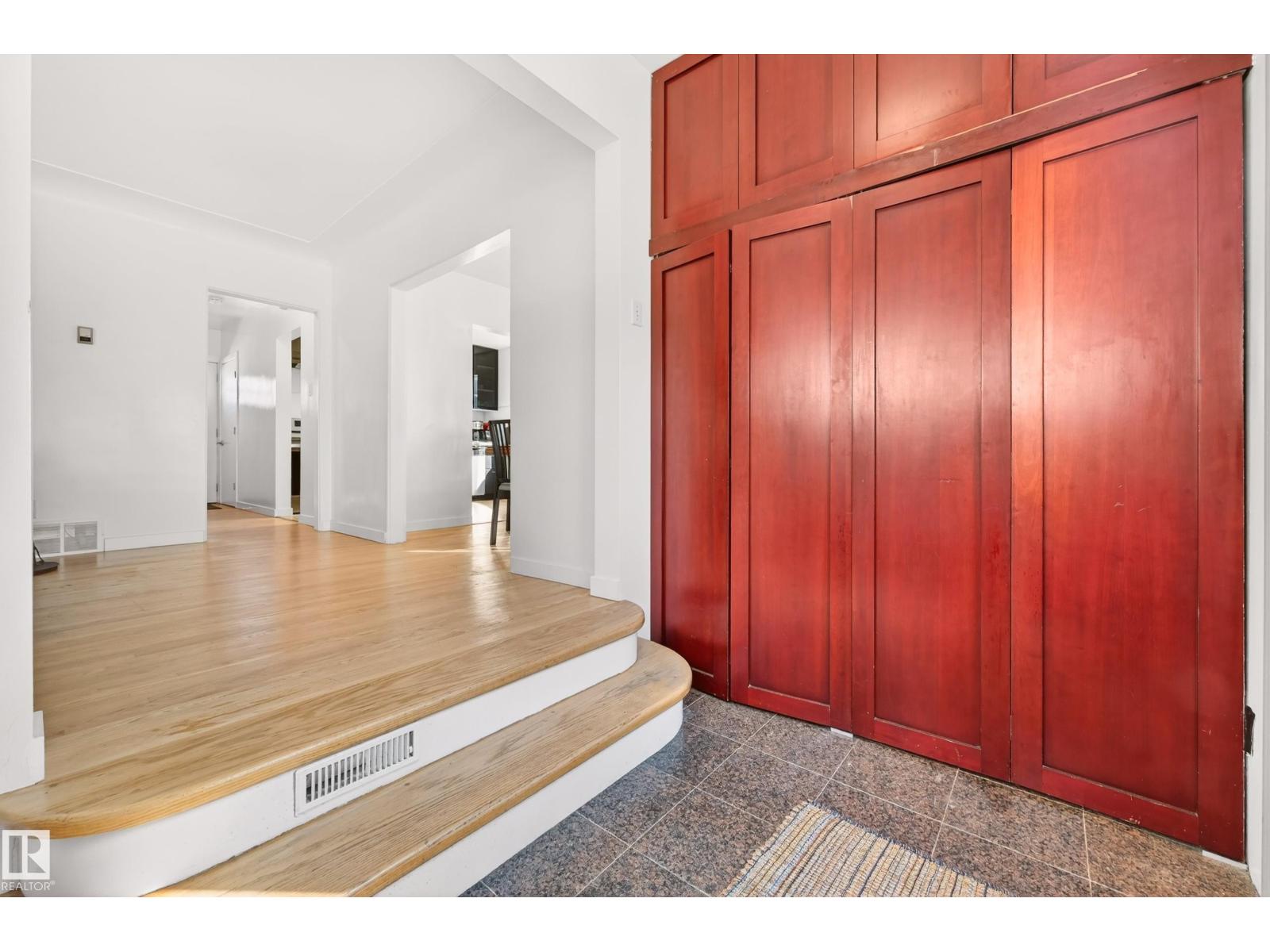 6807 112A ST NW
