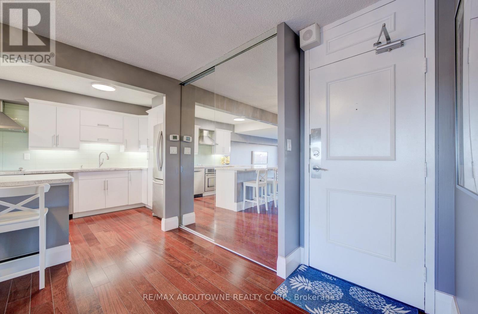 1006 - 260 SCARLETT ROAD