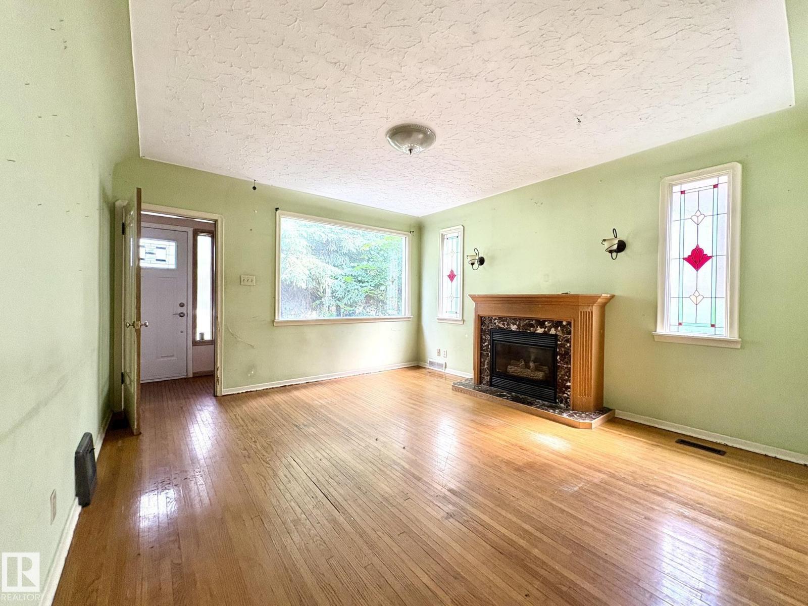 9513 88 AV NW