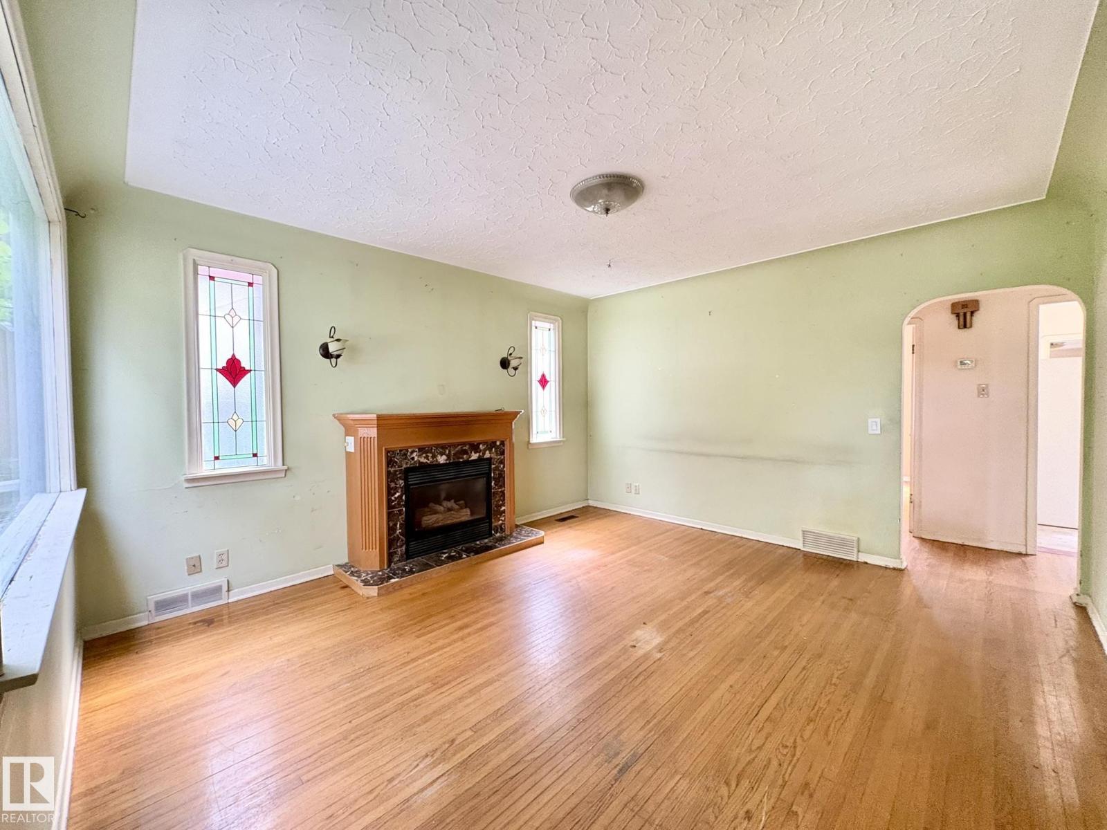 9513 88 AV NW