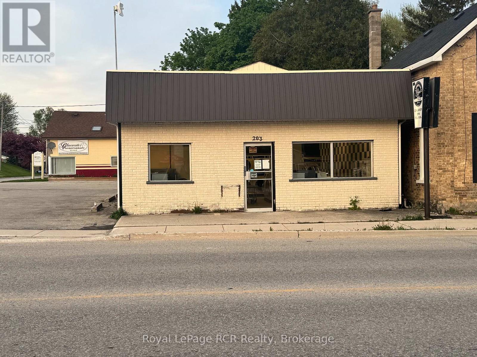 203 GARAFRAXA STREET S