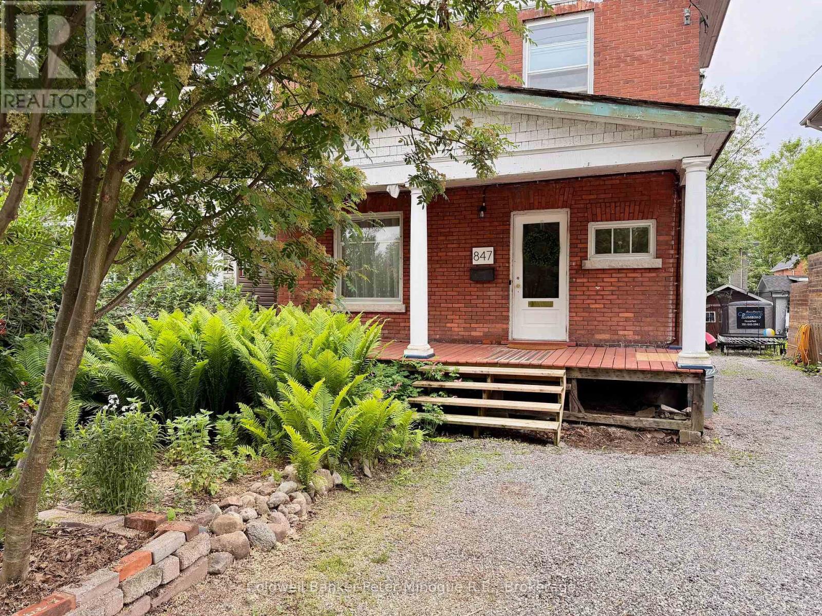 847 MCINTYRE STREET W