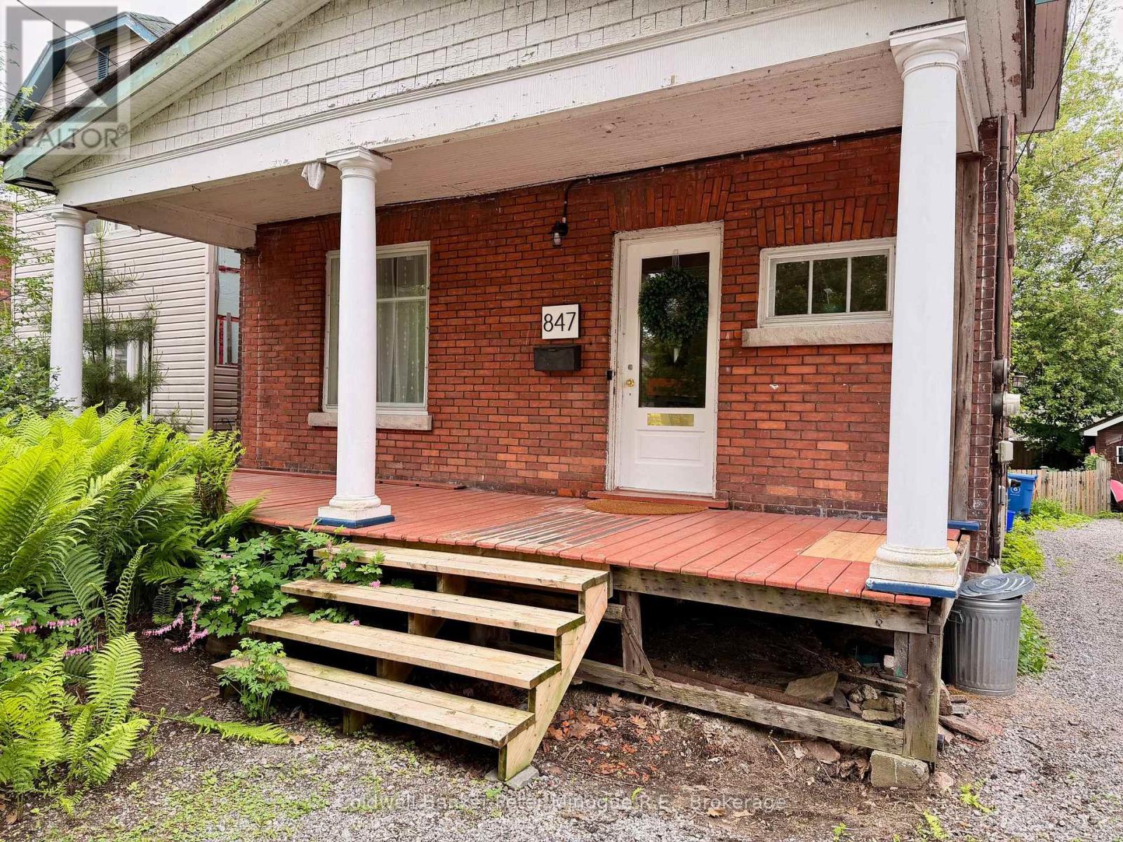 847 MCINTYRE STREET W