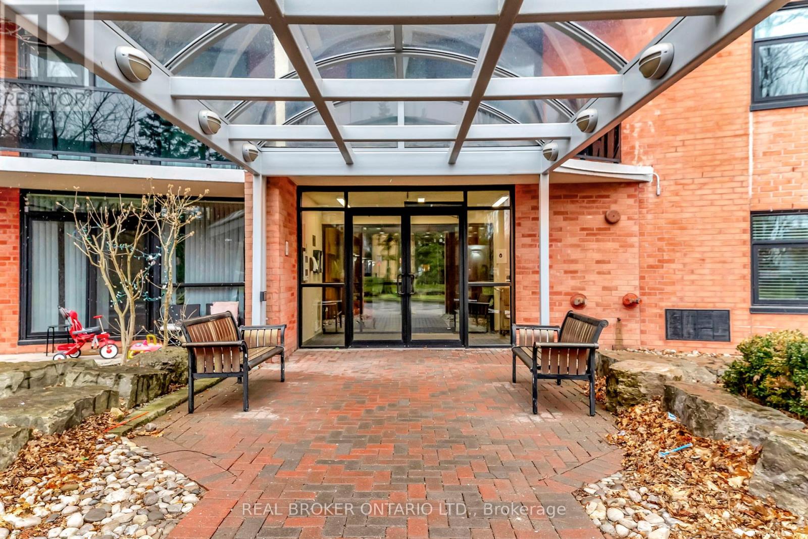 902 - 9 BONHEUR COURT