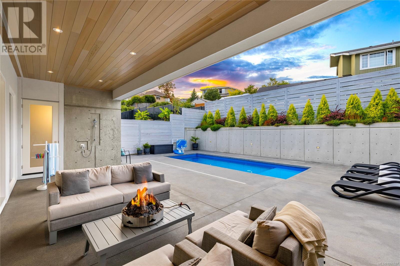 156 Golden Oaks Cres