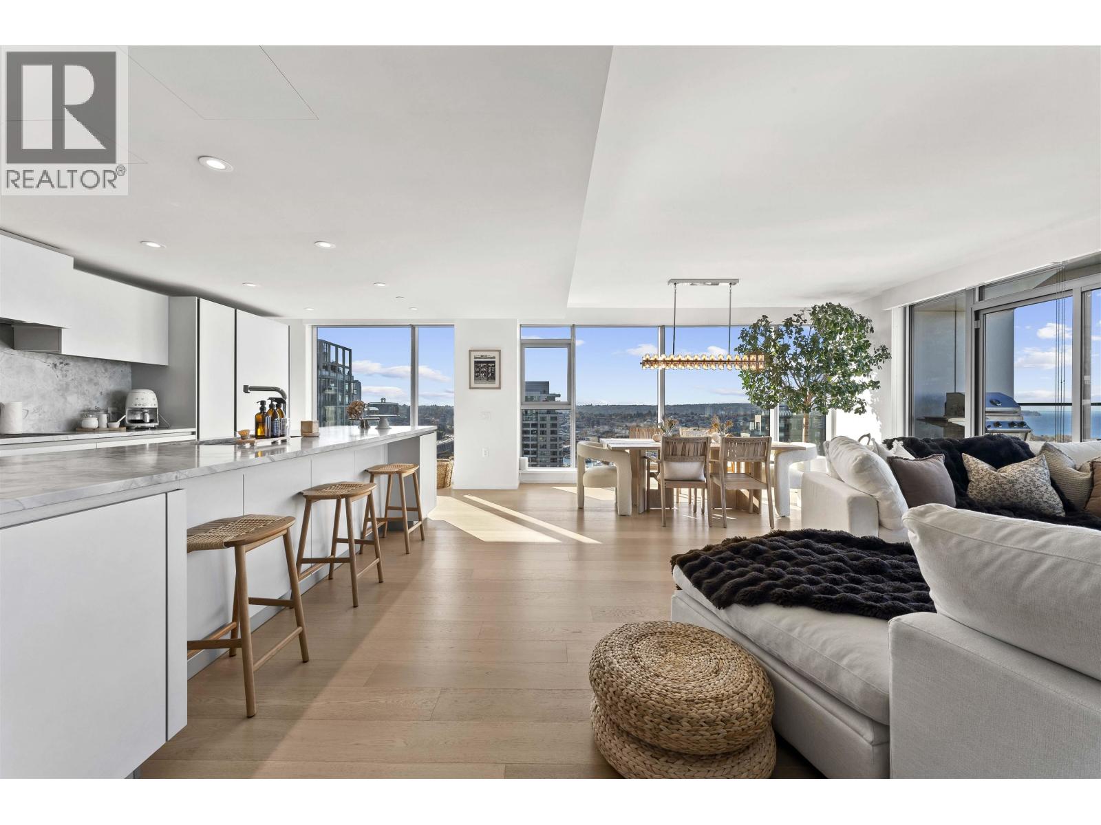 2403 889 PACIFIC STREET