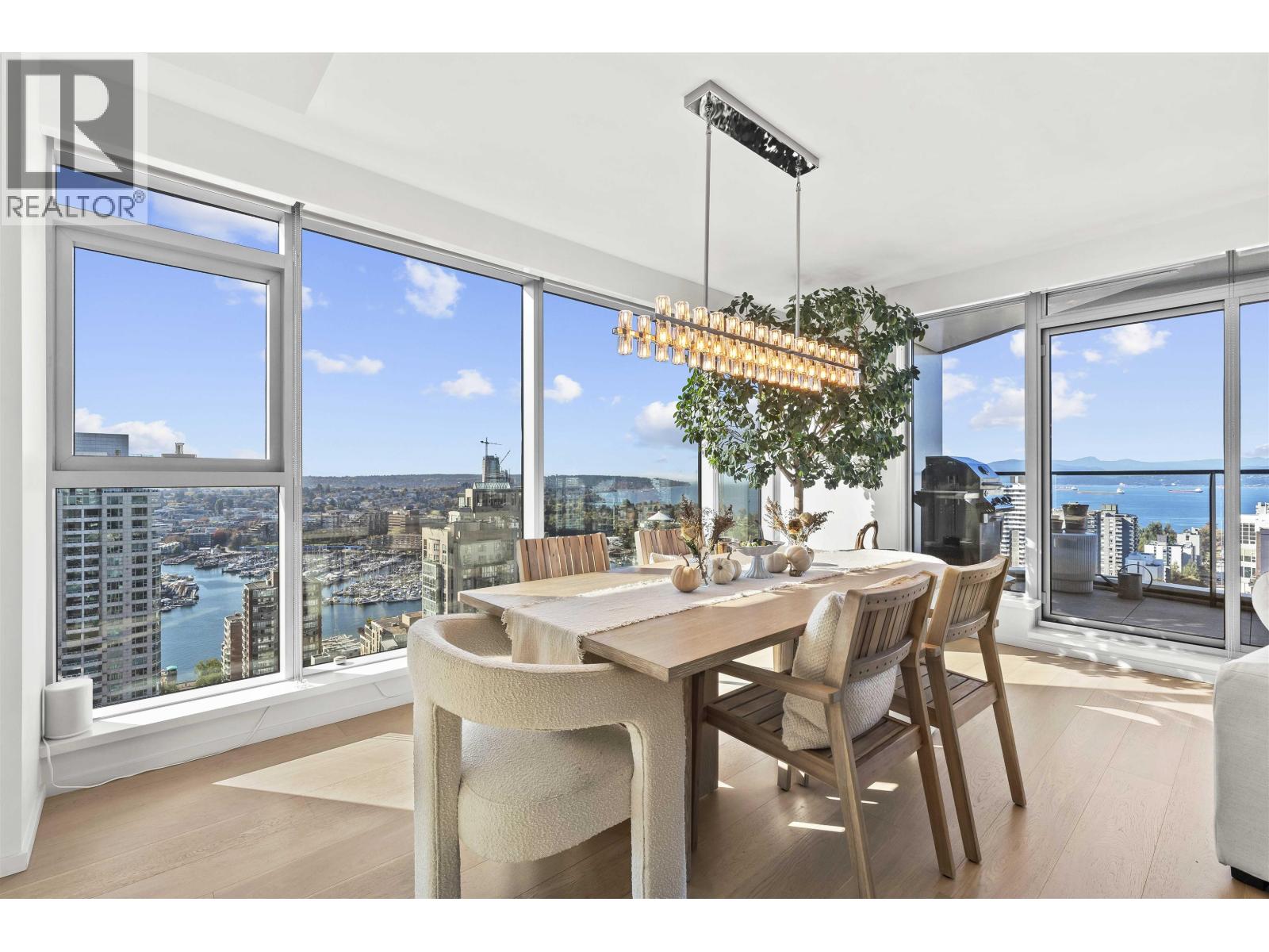 2403 889 PACIFIC STREET