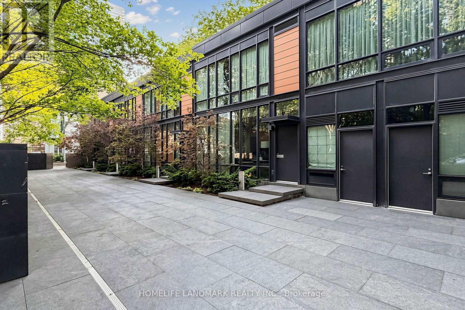 TH03 - 110 CHARLES STREET E