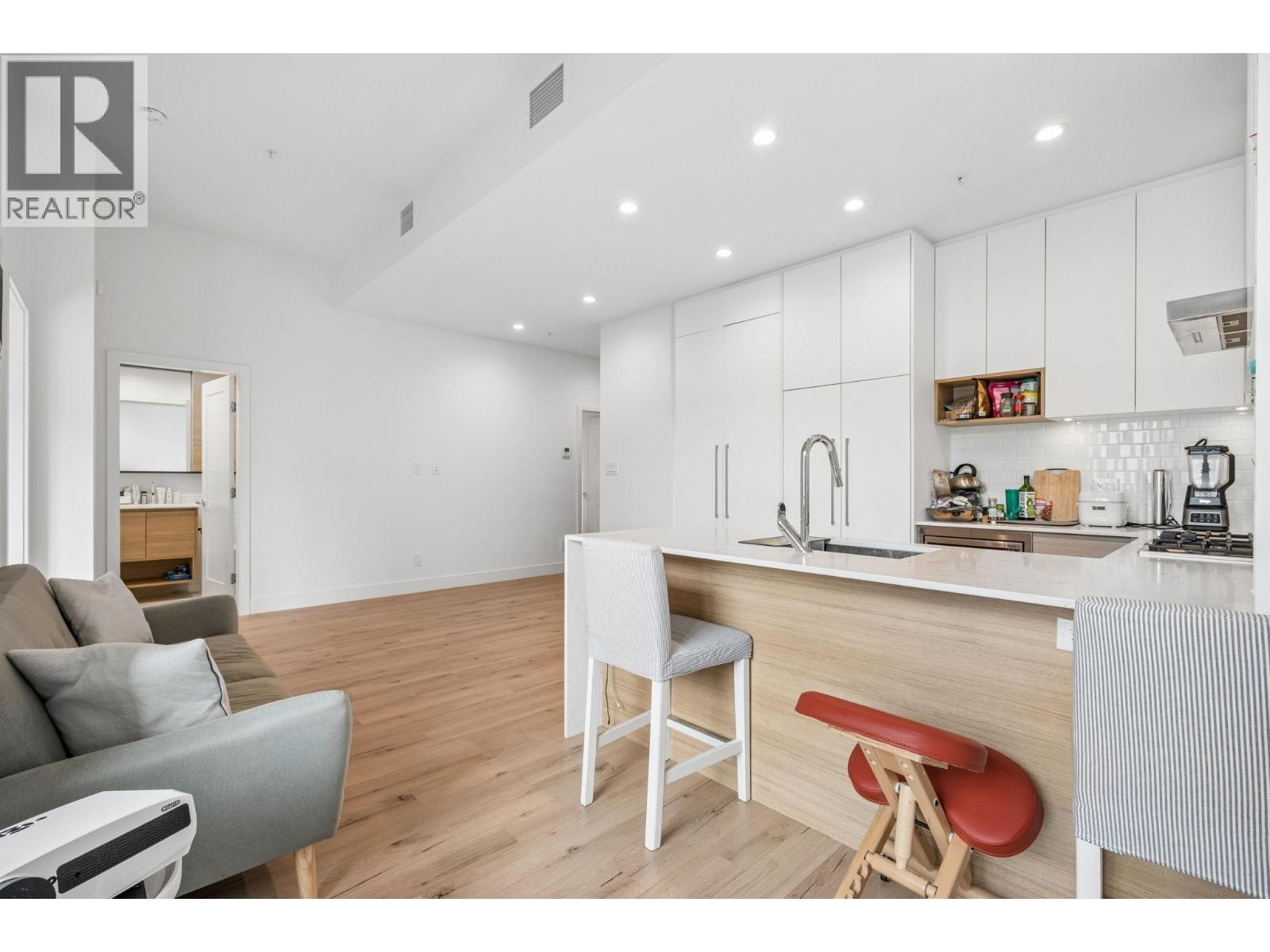 626 3131 MURRAY STREET