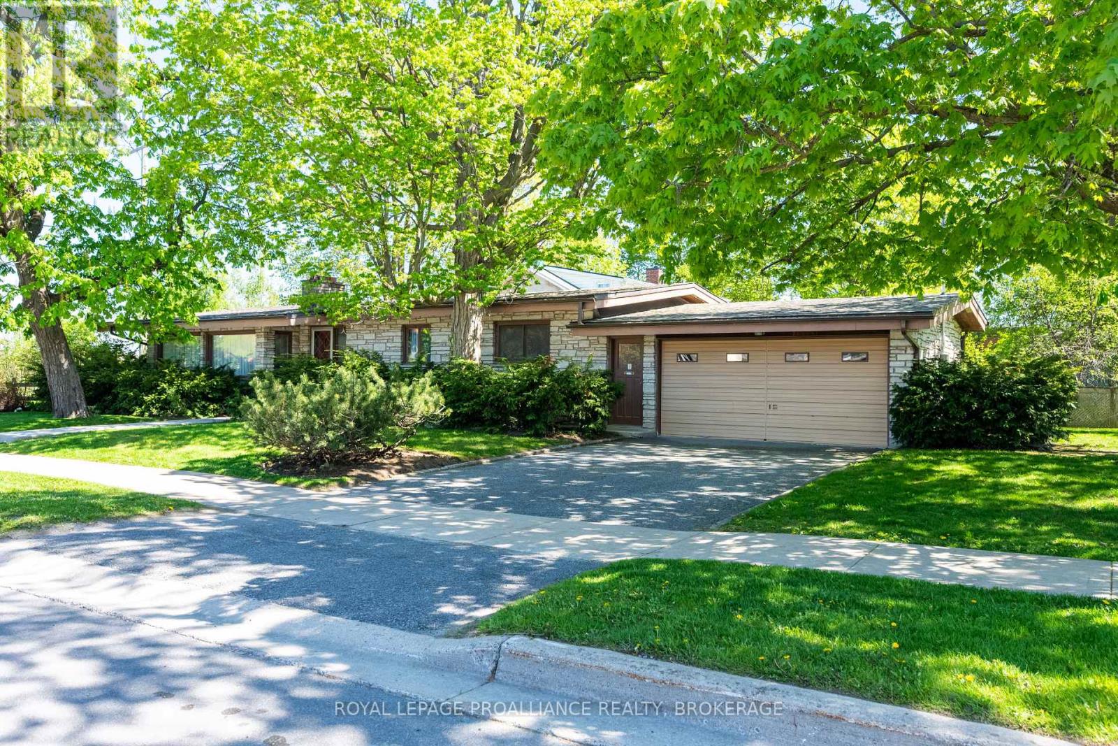 Photo 1 of 50 — 2 CHURCHILL STREET, Kingston (Central City West), ON K7M2K5